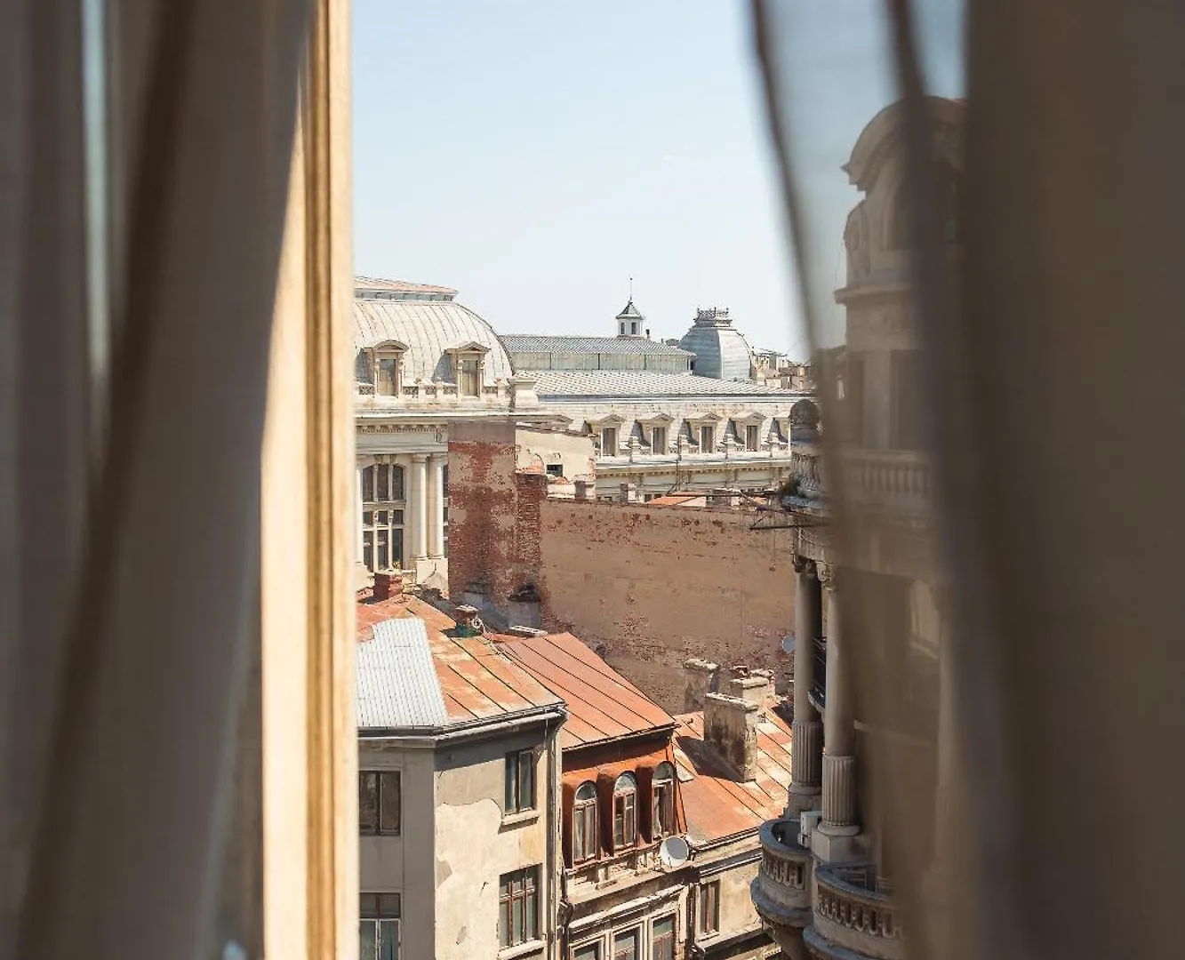 Saturn - Central Stay On Iconic Calea Victoriei Bucharest Apartment